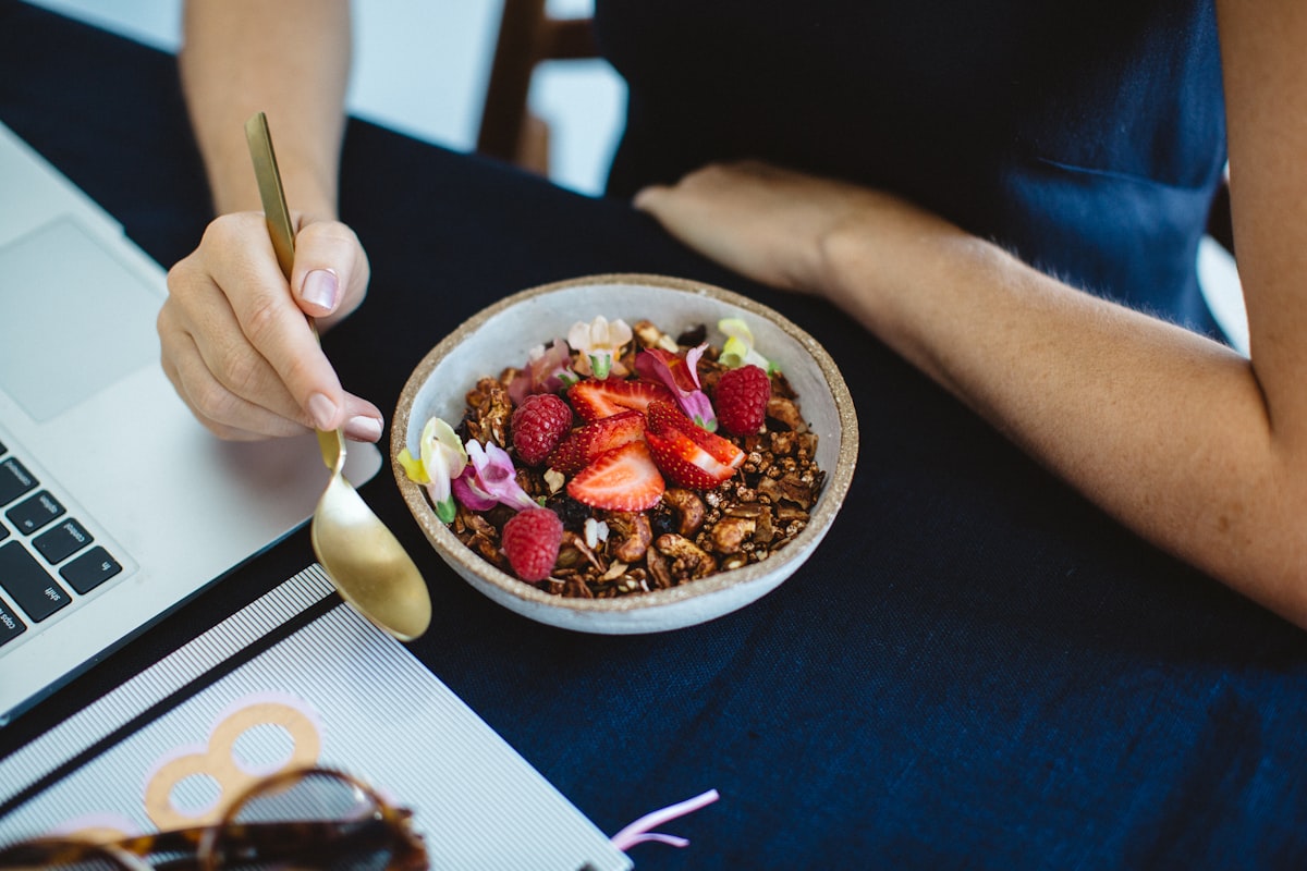 Nutrizionista che illustra un piano alimentare personalizzato